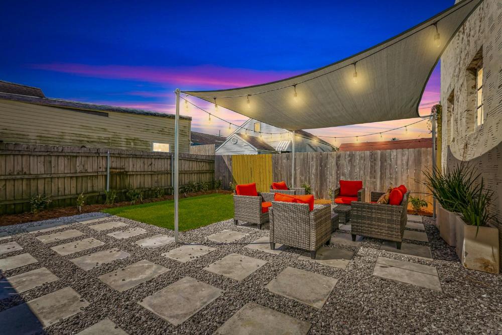 Private 2BR in Uptown by Hosteeva